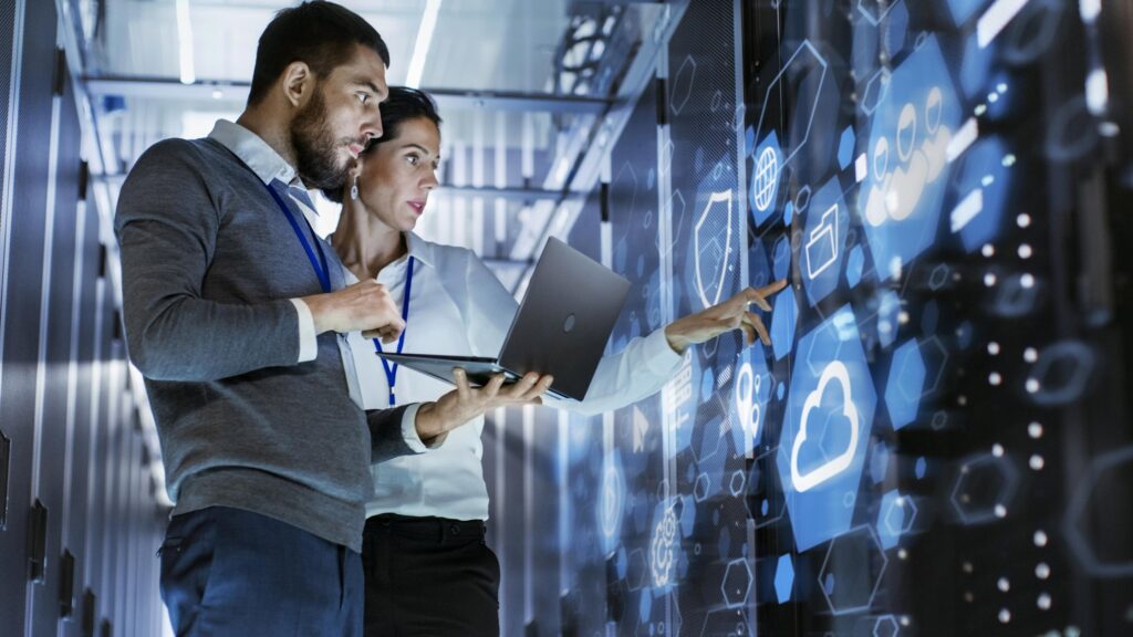 Especialistas de TI monitorando servidor em data center para garantir conformidade com Receita Federal