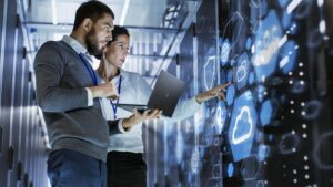 Especialistas de TI monitorando servidor em data center para garantir conformidade com Receita Federal
