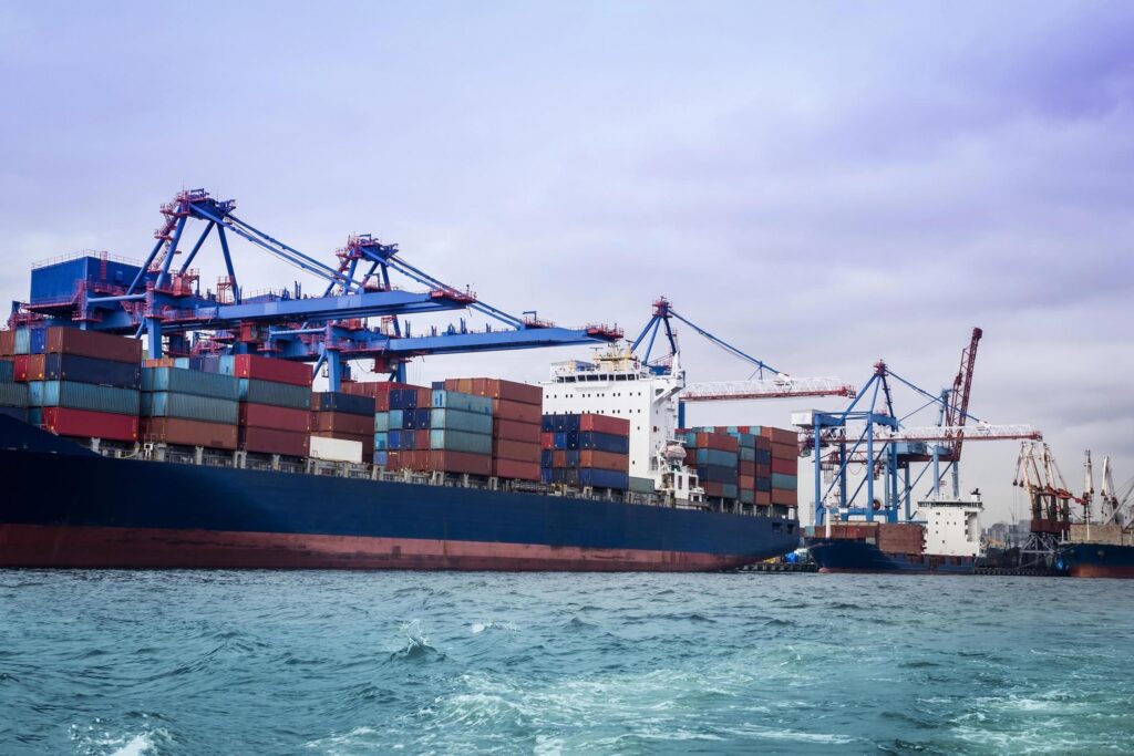 Navio porta-contêiner em operação portuária no Brasil.