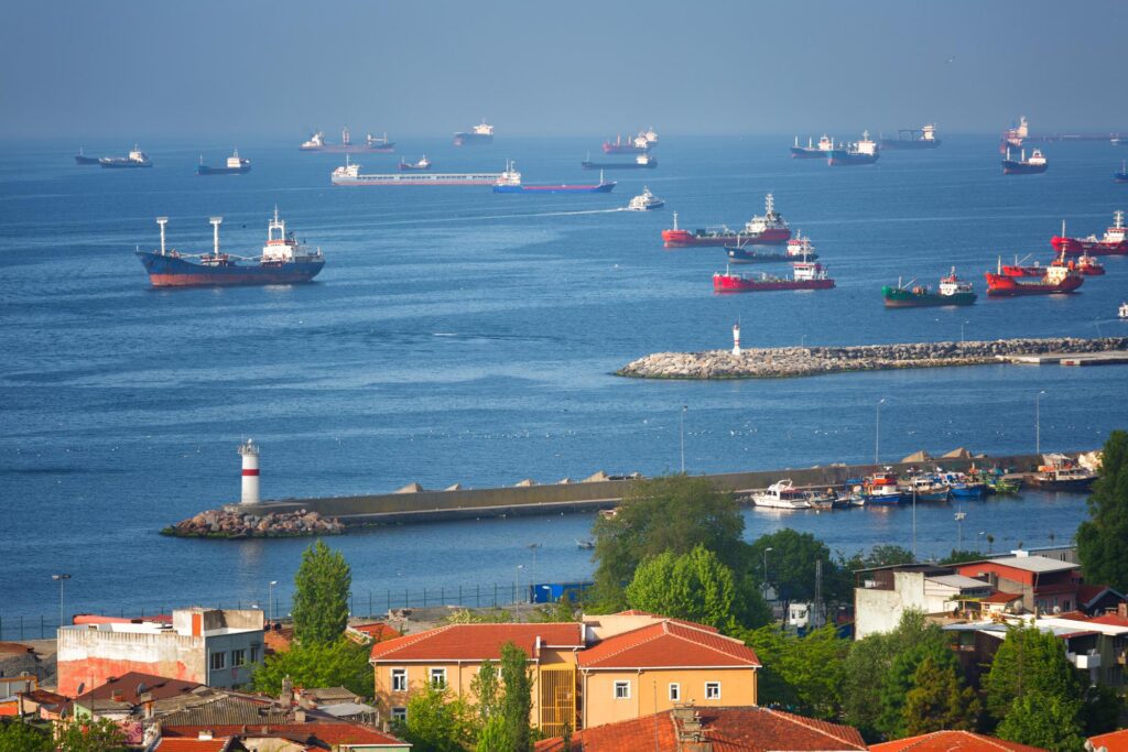Navios fundeados em mar brasileiro, simbolizando a cabotagem no BR do Mar.