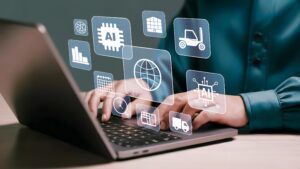Pessoa utilizando laptop com ícones de IA e automação logística flutuando na tela.