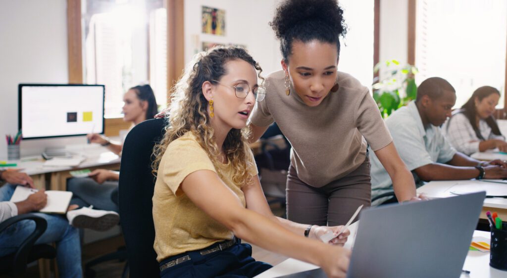 Profissionais participando de treinamento corporativo para operação logística e uso de sistemas.