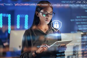 Profissional analisando sistemas digitais com foco em compliance tecnológico e segurança de dados.